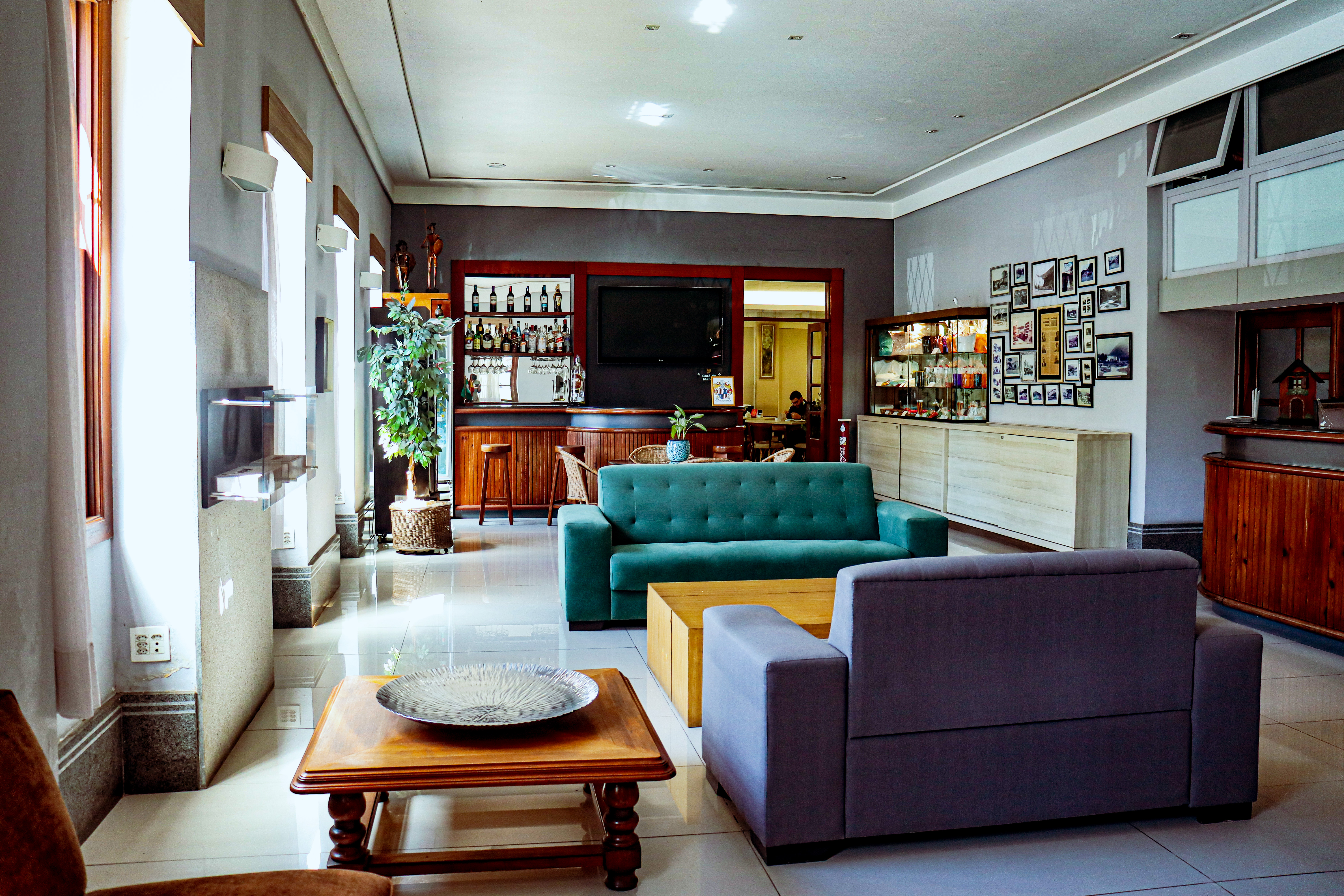 Ambientes internos do Hotel Dominguez Plaza com decoração clássica