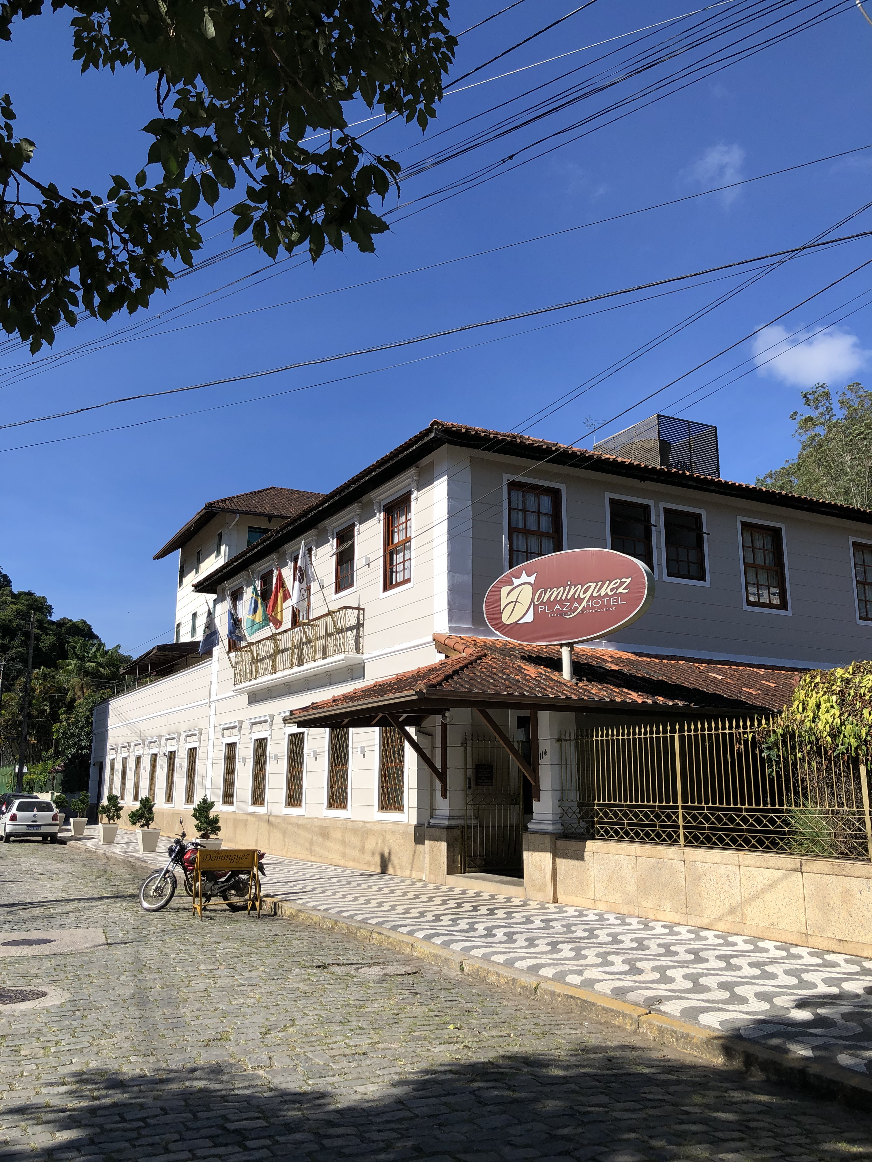 Fachada histórica do Hotel Dominguez Plaza na Praça do Suspiro