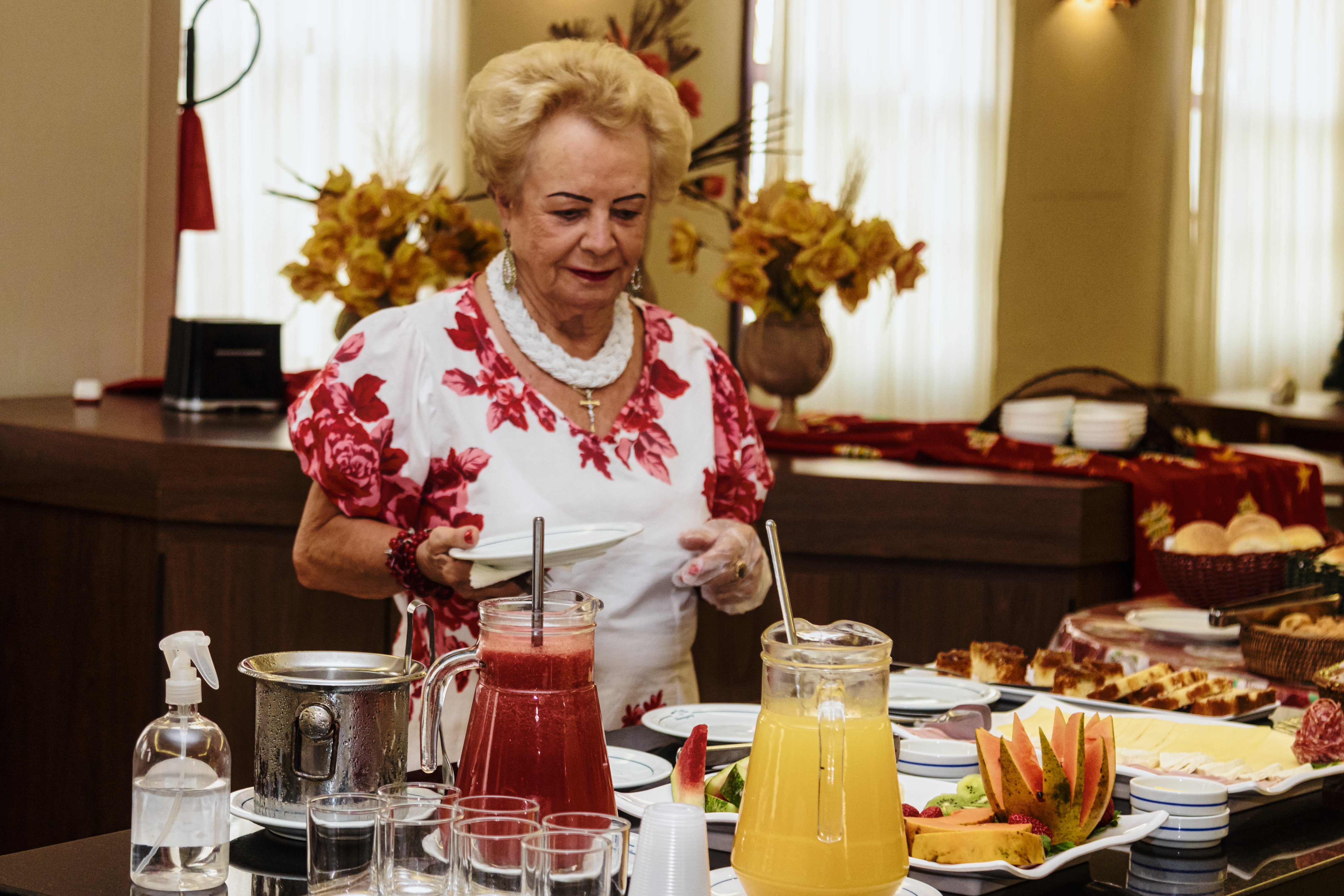 Café da manhã farto do Hotel Dominguez Plaza com frutas frescas, sucos e pães caseiros