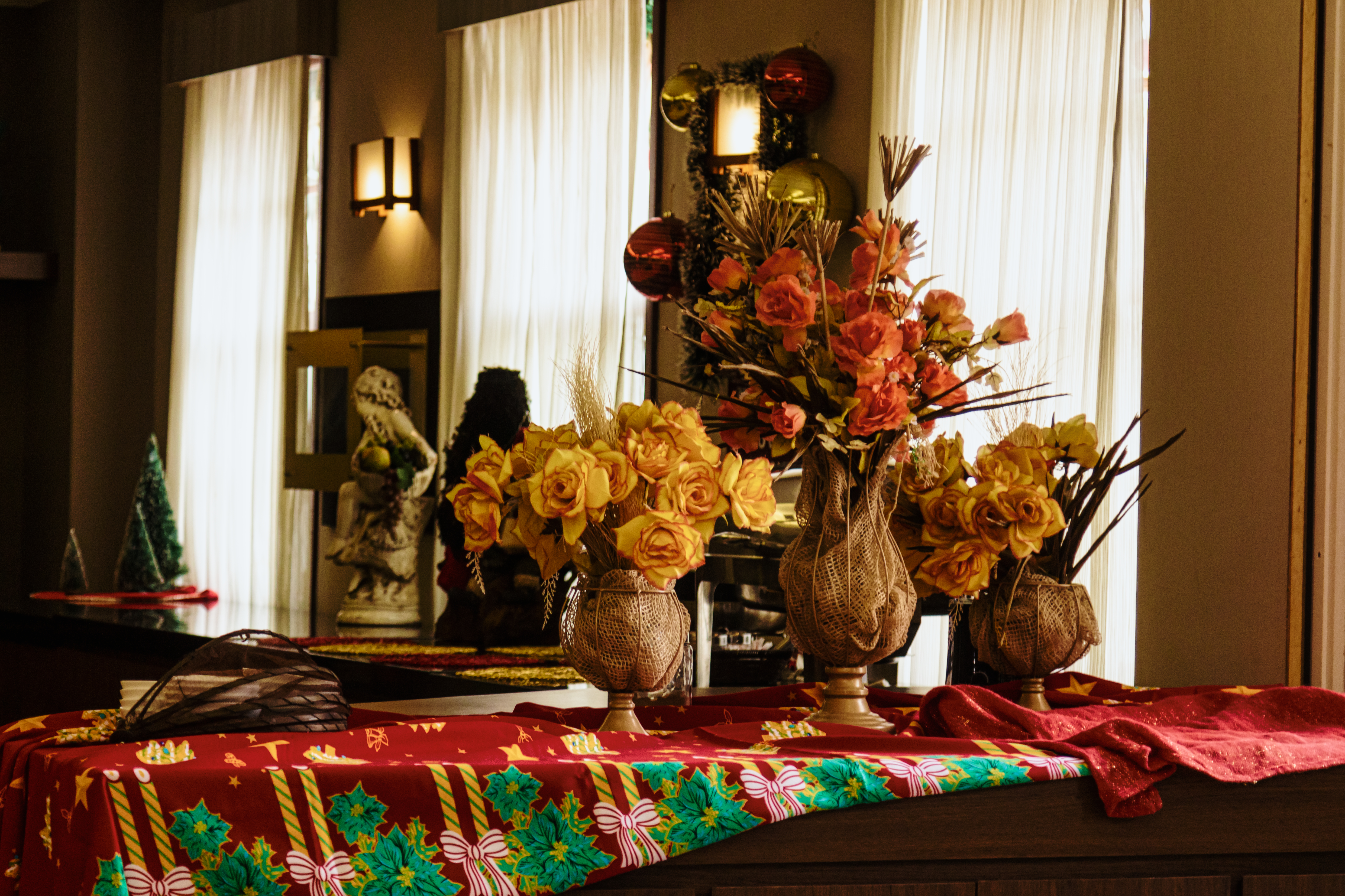 Arranjos florais na decoração de evento no salão histórico do Hotel Dominguez Plaza