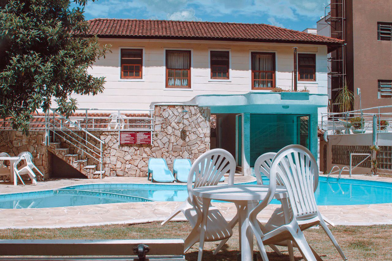 Piscina do Hotel Dominguez Plaza com o prédio histórico ao fundo