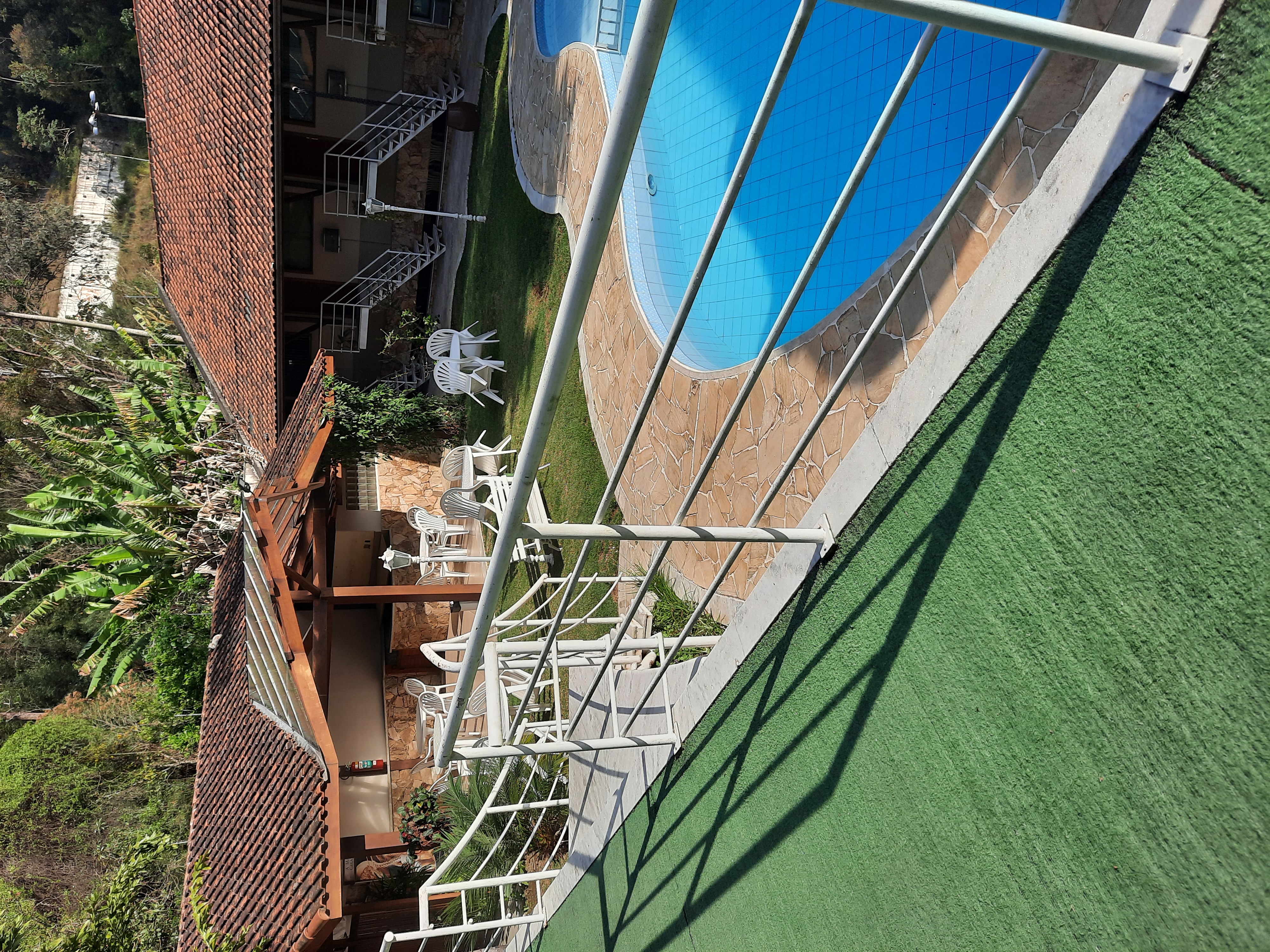 Área da piscina preparada para festa tropical